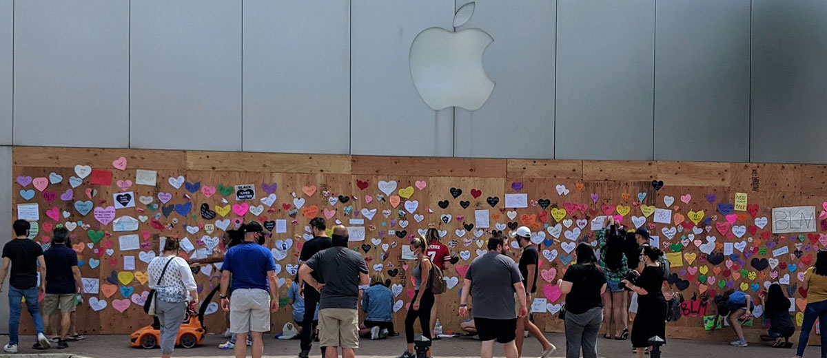 Activistas agarran vallas protectoras de la Apple Store de EE. UU.