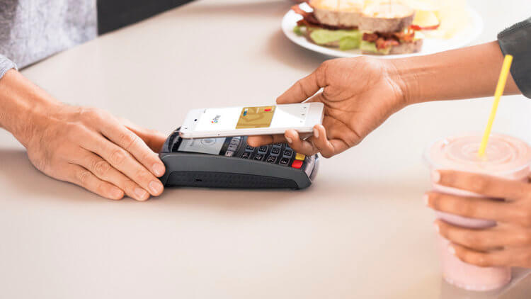 Apple se mueve.  Google mostró una tarjeta bancaria para Google Pay
