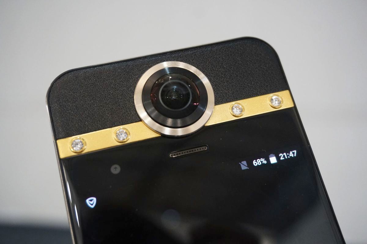 Aquí está el teléfono inteligente con una cámara de video de 360 ​​° y tachonado de diamantes: para hombres y mujeres que nunca tienen que preguntar (fotos y videos)