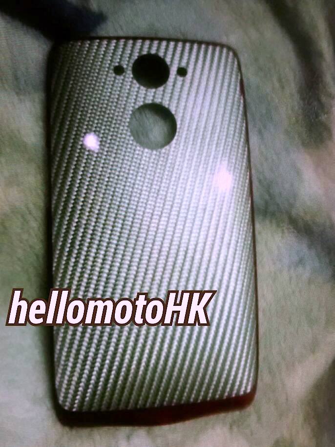 Aquí está la posible tapa de un nuevo Motorola, fabricado en kevlar, y con dos agujeros.