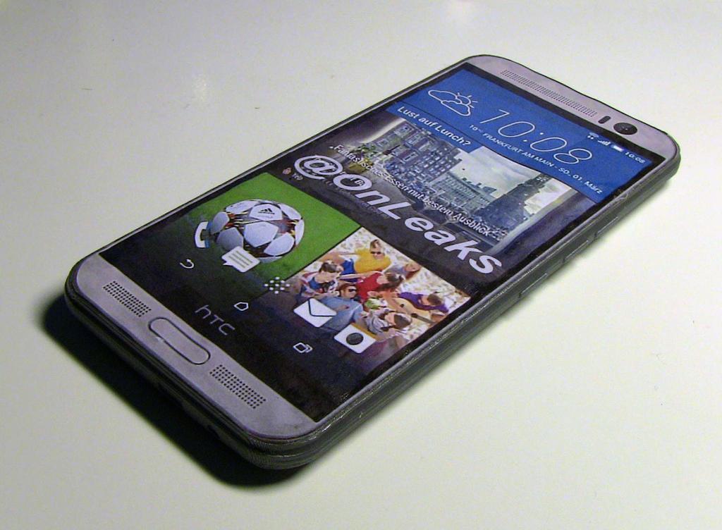 Ecco un HTC One M9+ di carta in una custodia di gomma