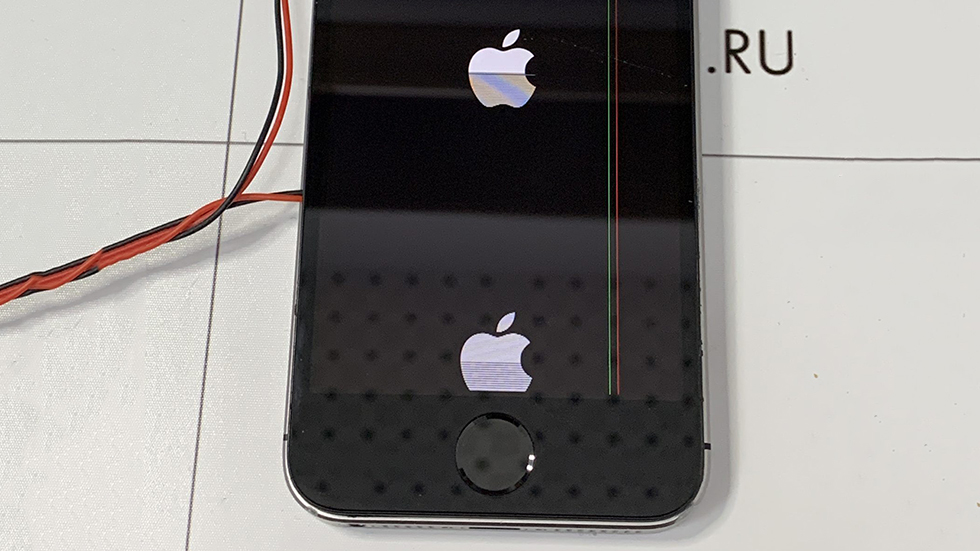 Dos manzanas en la pantalla y un smartphone muerto.  No repare iPhones SO