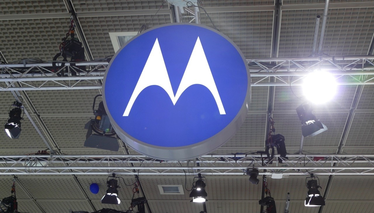 Spunta un nuovo Motorola: niente notch e niente foro, ma non manca un bel chin in basso (foto)