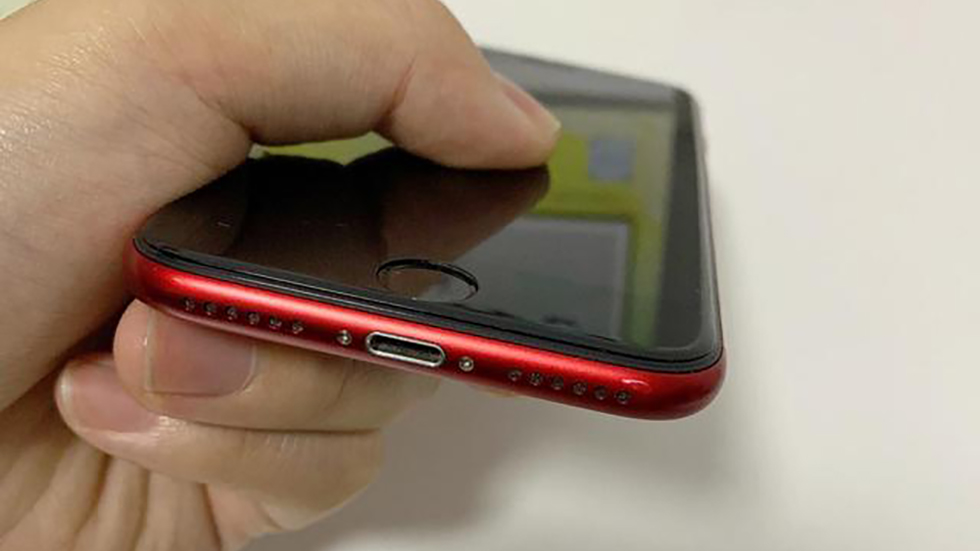 El iPhone SE 2 rojo con un frente negro apareció en la foto
