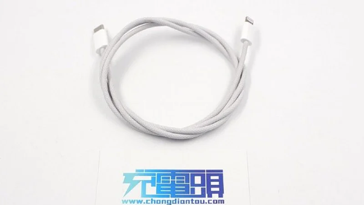 Este es el cable que viene con el iPhone 12. Agradablemente sorprendente