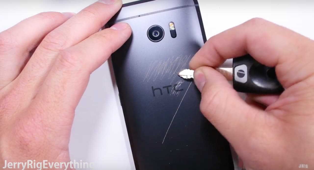 HTC 10 messo alla prova e torturato: scratch, burn e bend test (video)