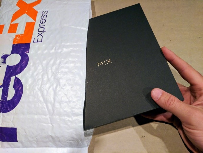 Hugo Barra ya recibió su Xiaomi Mi MIX 2 y quiere ser envidiado publicando las fotos del paquete