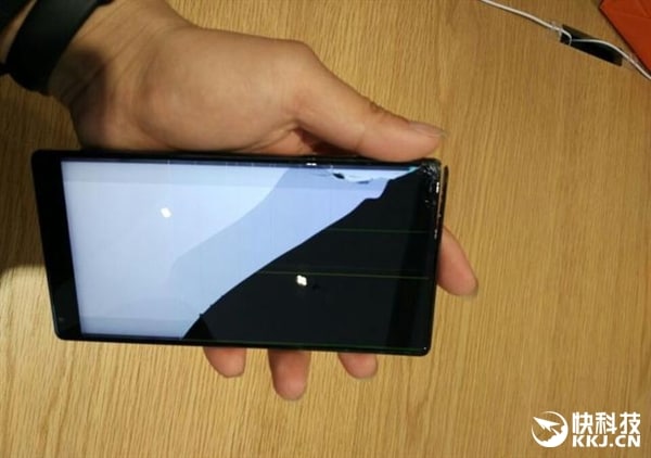 Mira que pasa si dejas caer un Xiaomi Mi Mix al suelo (foto)