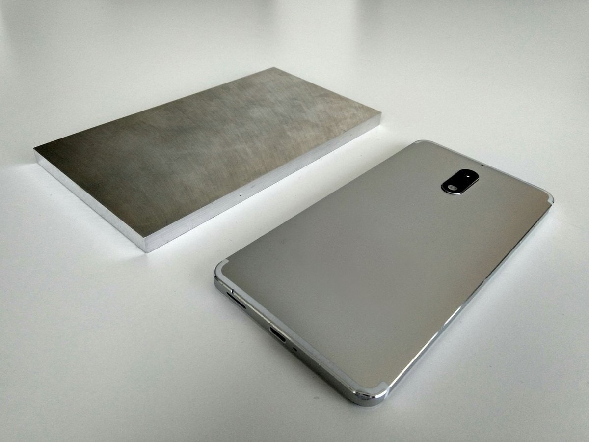 Nokia muestra prototipos de algunos de los últimos modelos … más un bloque de aluminio (foto)