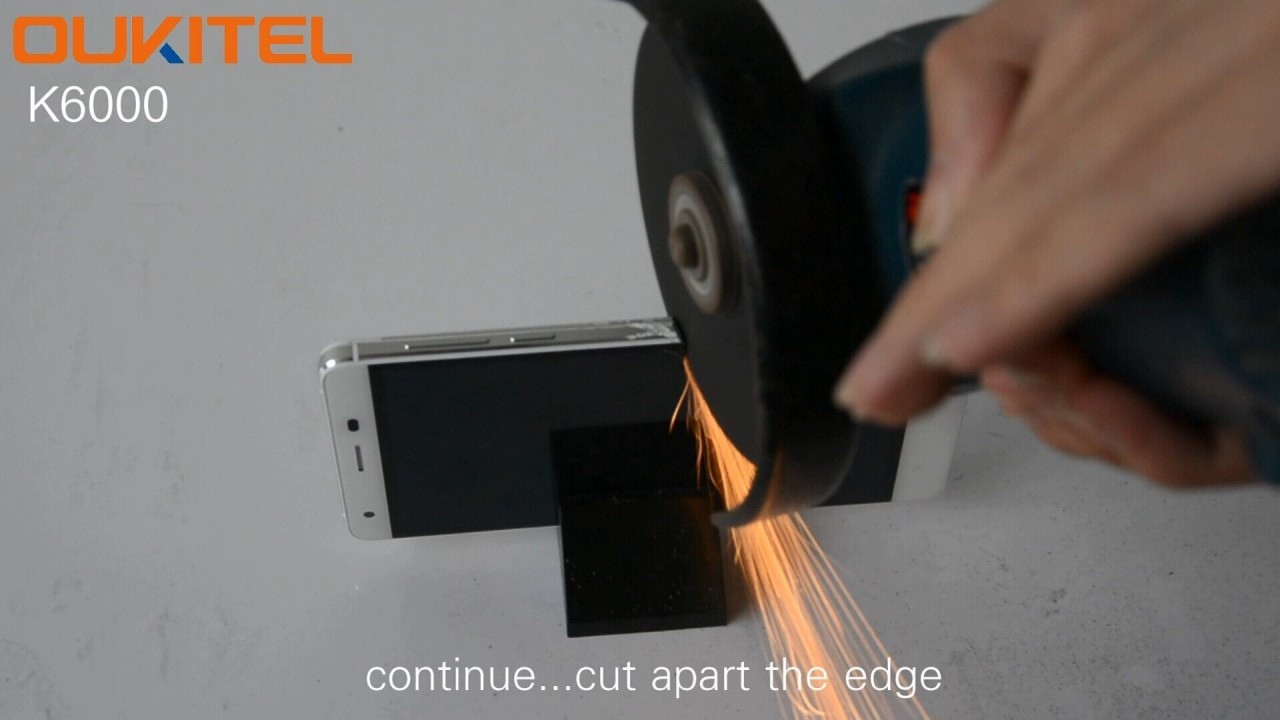 OUKITEL K6000 funziona anche dopo essere stato tagliato da un flessibile, più o meno (video)
