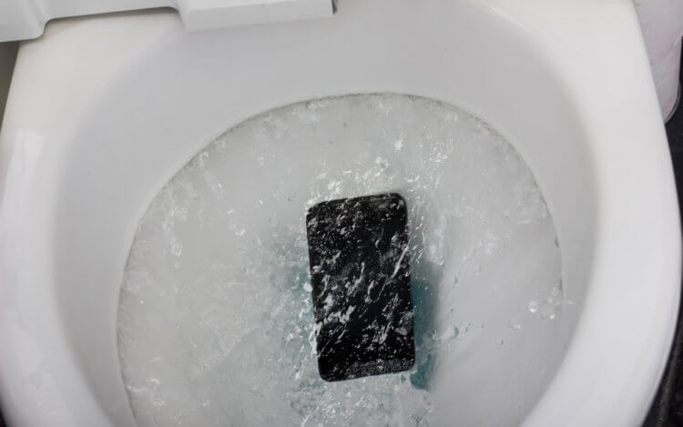 Por qué no puede llevar su teléfono inteligente al baño