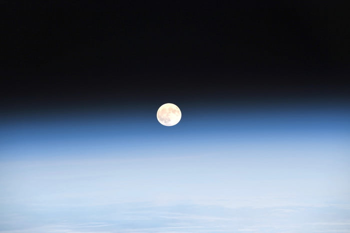 Publicadas fotos de la salida de la luna real desde la EEI