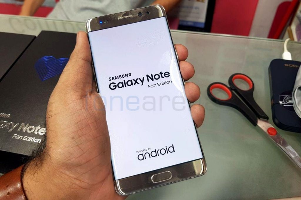 Samsung Galaxy Note FE es admirado desde todas las perspectivas en estas tomas (foto)