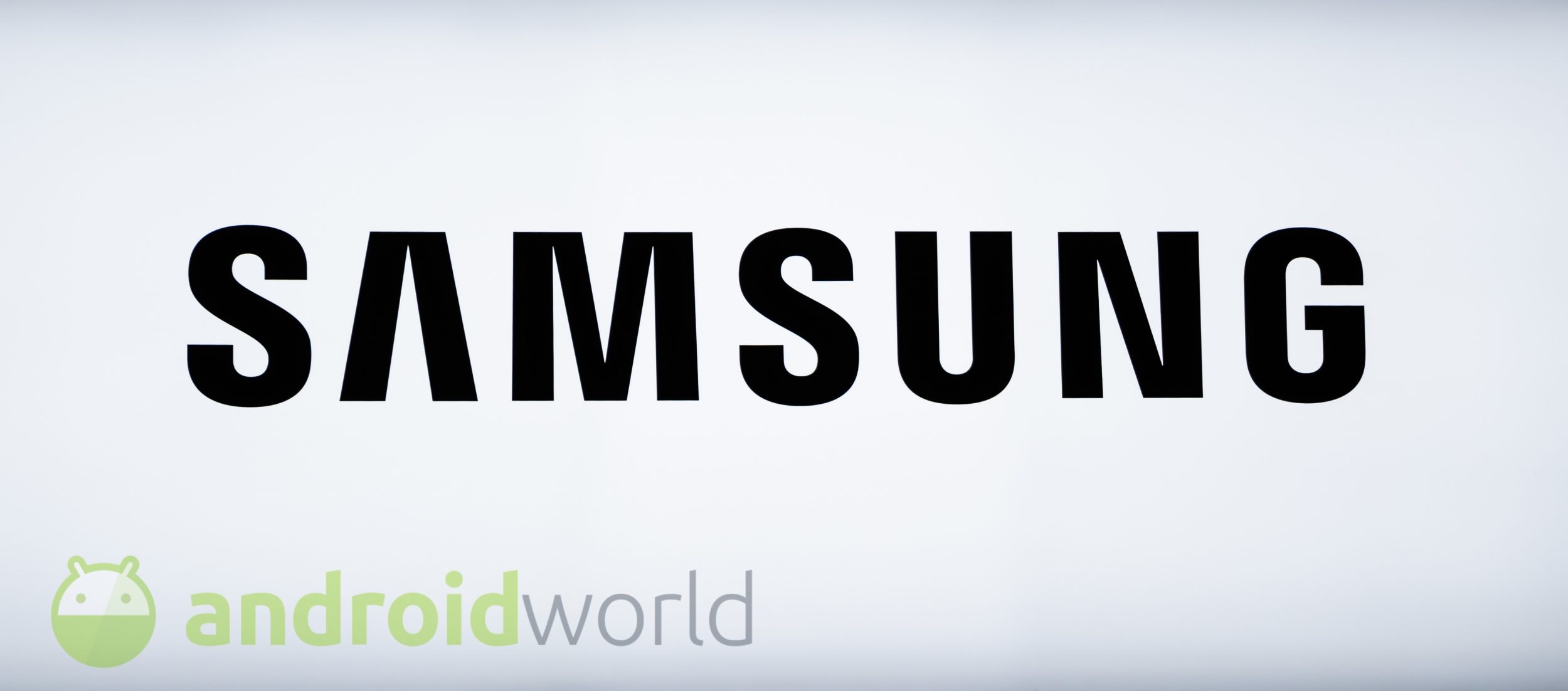 Samsung brevetta un nuovo dispositivo con uno &quot;schermo continuo&quot; e piegato (ma non pieghevole) (foto)