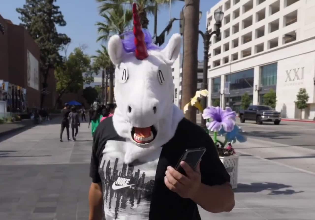 Vivo NEX appare in video insieme ad un unicorno che fa ballare la gente (sì, davvero) (video)