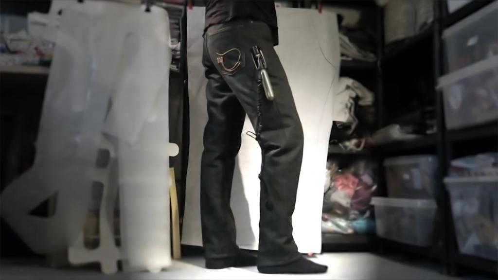 Человек в джинсах на складе