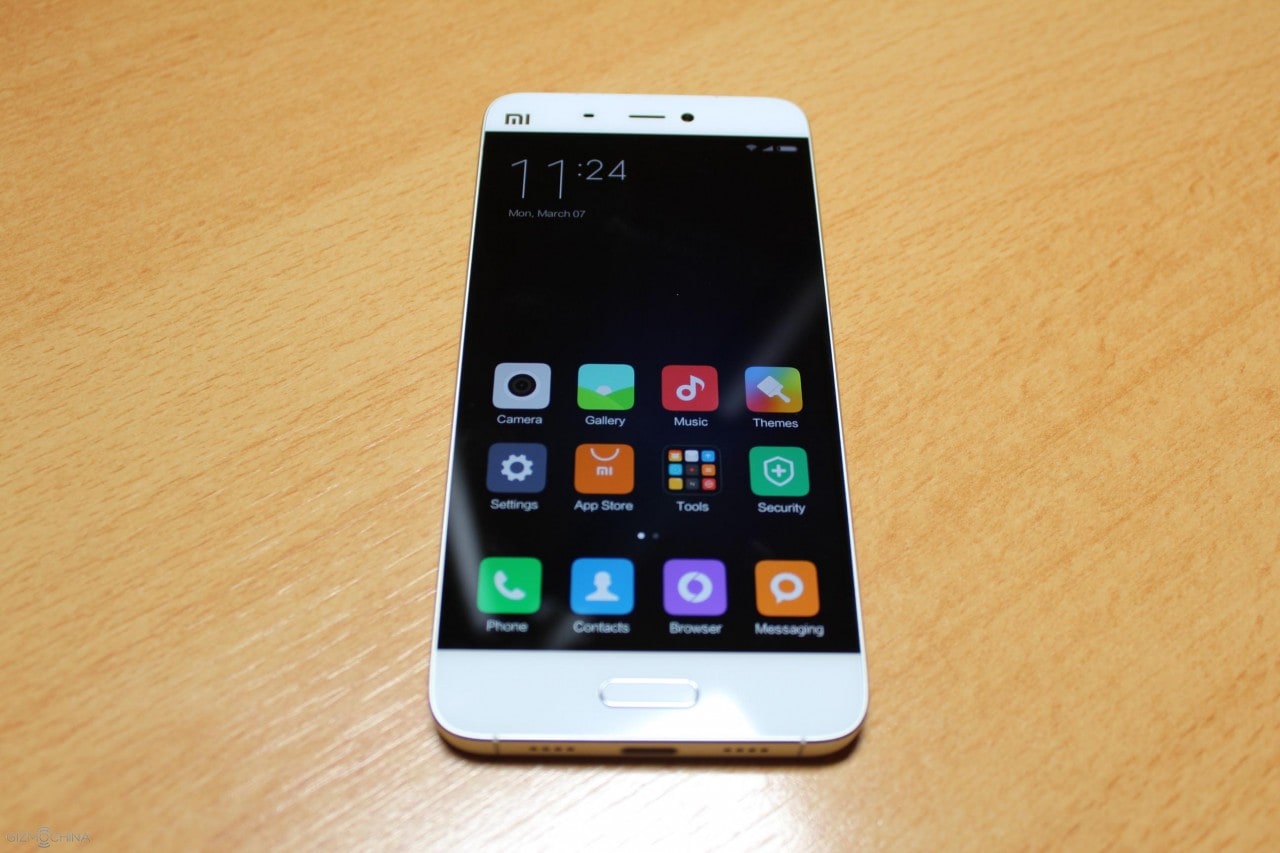 Xiaomi Mi 5 distoglie l'attenzione dalla sua scarna confezione con le sue linee accattivanti (foto)