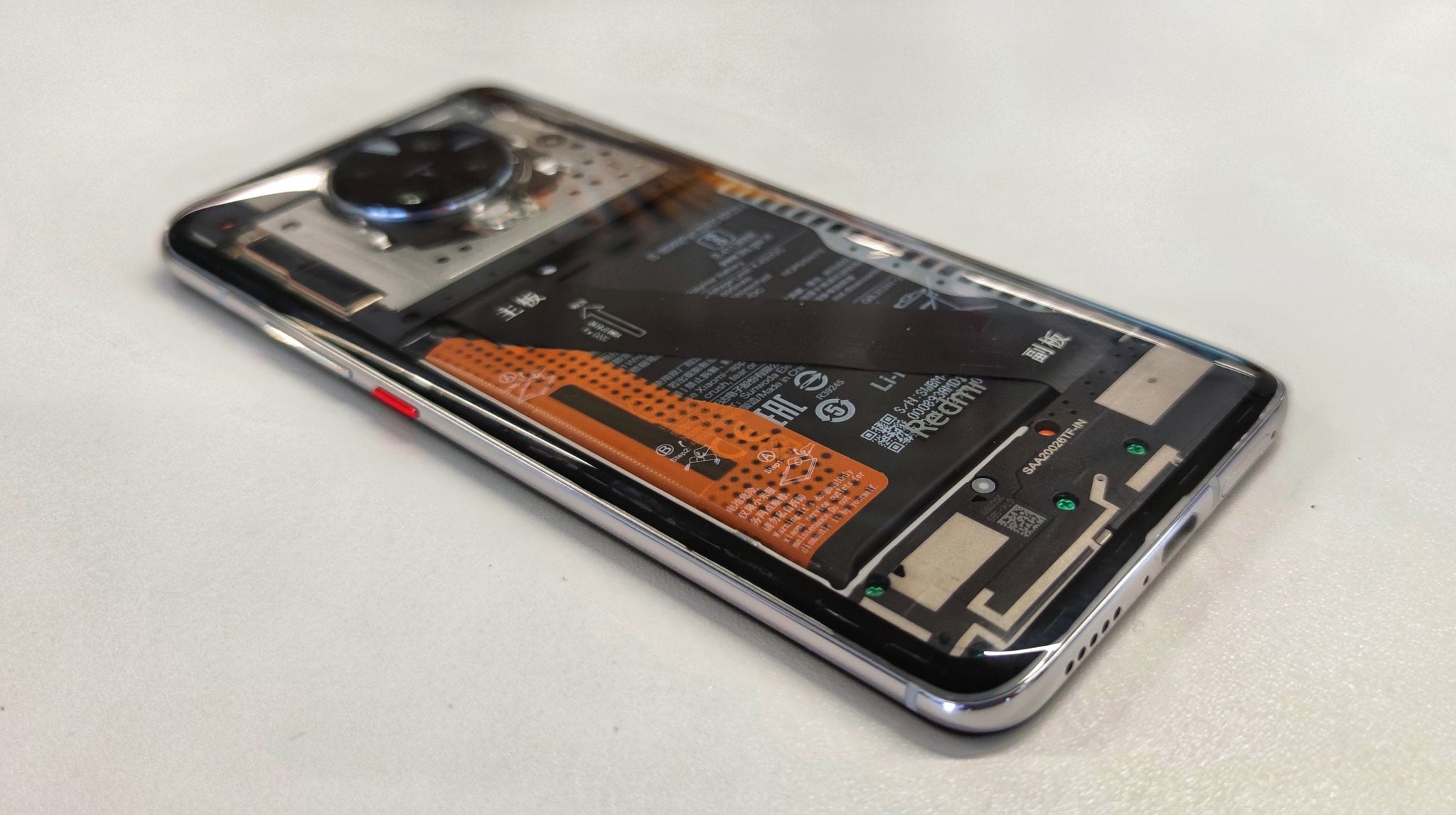 Xiaomi tiene un POCO F2 Pro con dorso transparente en sus manos, pero no está a la venta (foto)
