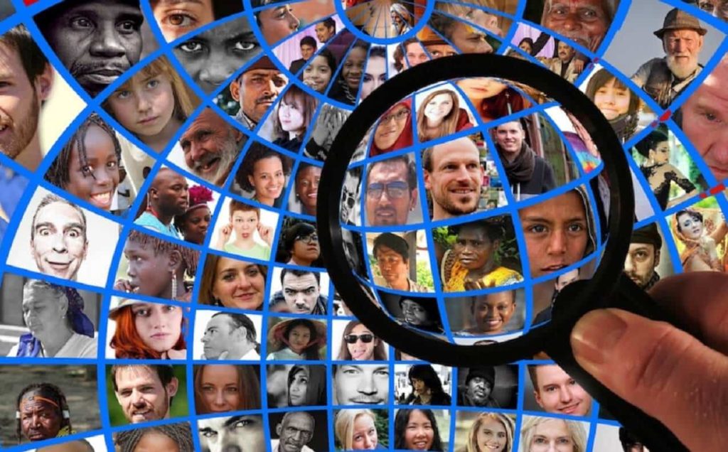 facebook profielen onder een vergrootglas voor gezichtsherkenning