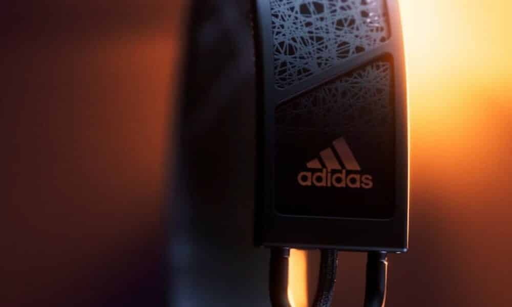 Adidas lanzará audífonos de construcción sostenible alimentados por energía solar en 2022