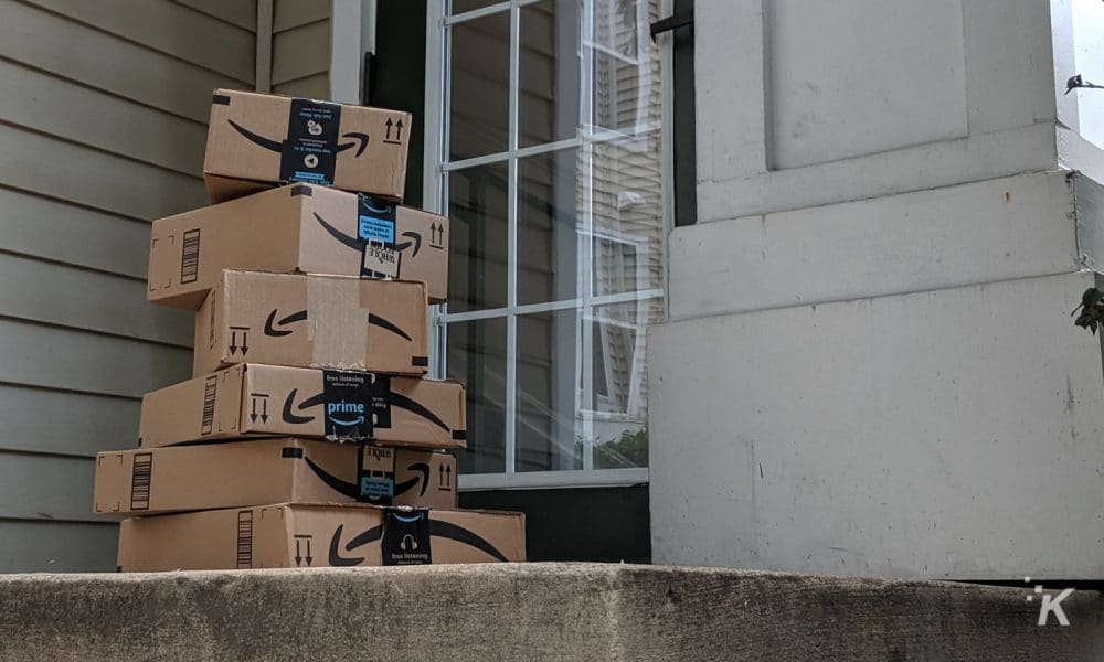 Amazon está animando a los clientes a recoger paquetes en las tiendas para mantener las vacaciones "libres de spoilers"