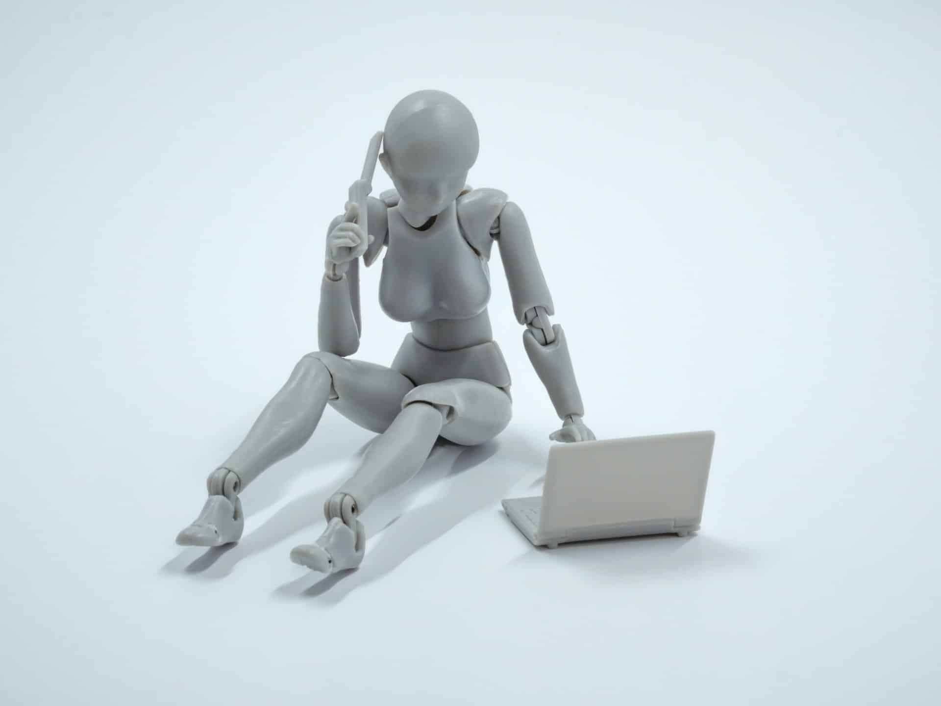 robot usando laptop y telefono