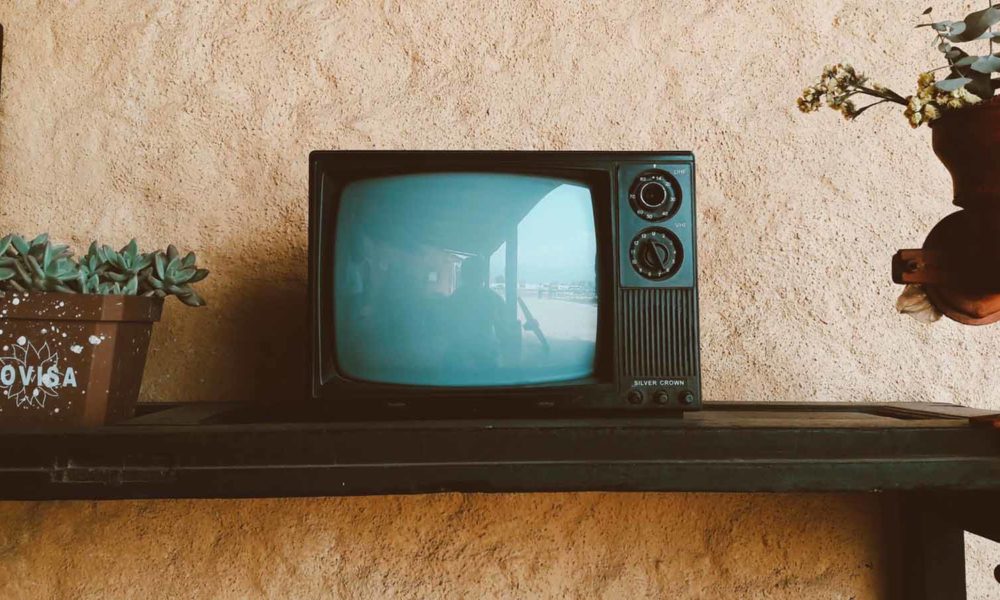 Aparentemente, un viejo televisor en el Reino Unido estaba causando cortes de Internet en todo un pueblo.