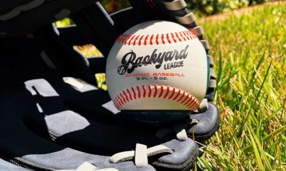 Esta pelota de béisbol inteligente convierte la captura en un videojuego al medir la velocidad y más