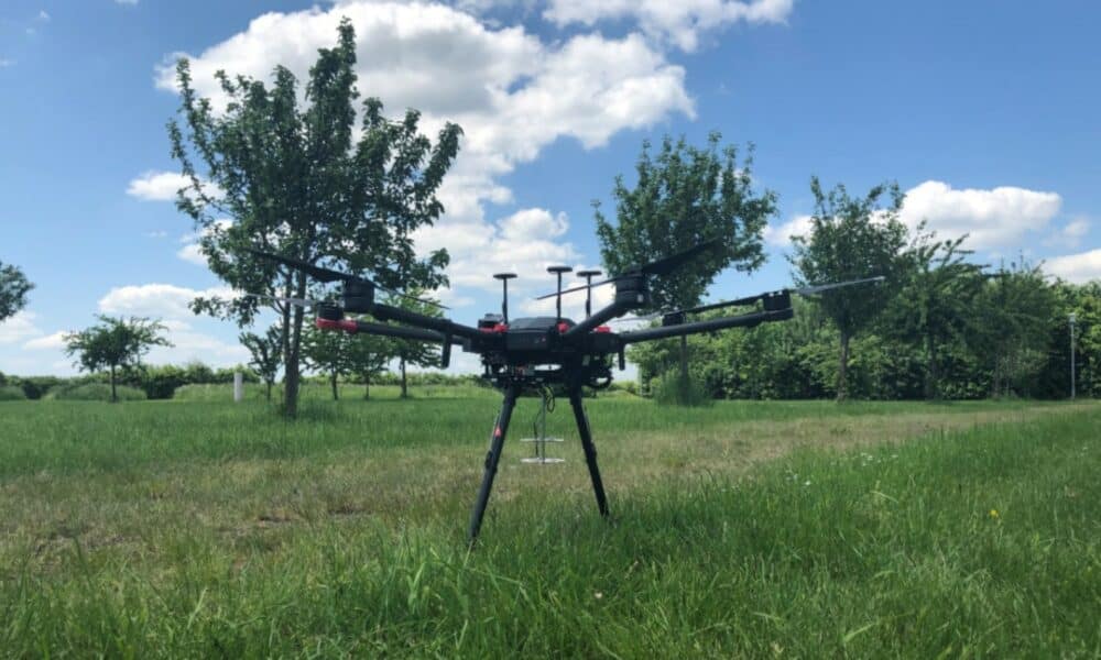 Este dron está siendo entrenado para seguir los gritos humanos.