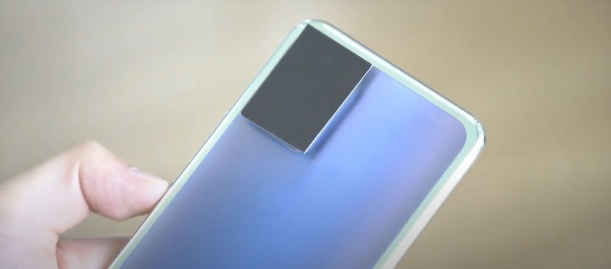 Este teléfono inteligente tiene una funda que cambia de color cuando se presiona un botón