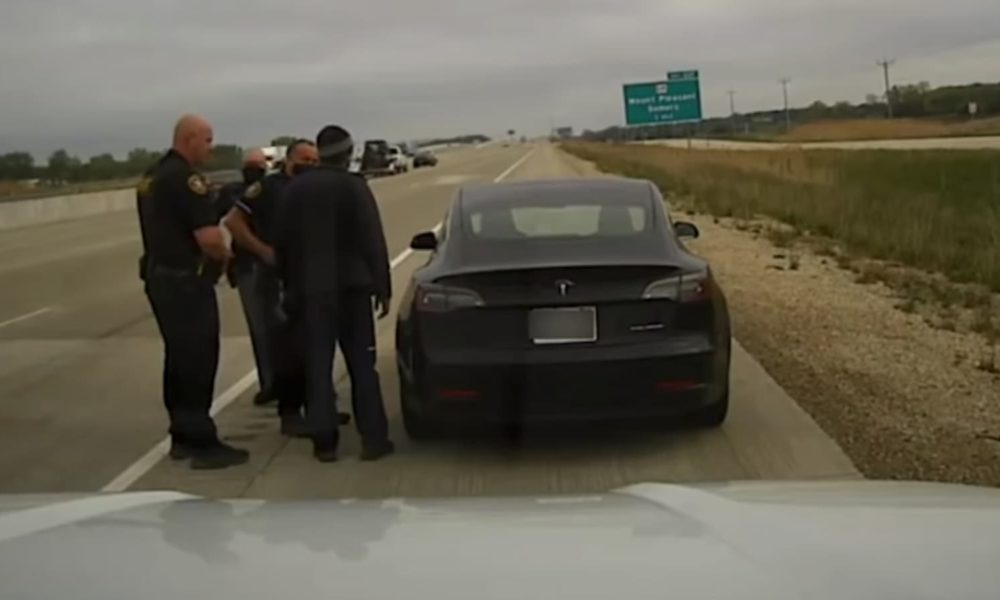 Este video muestra a un conductor de Tesla que es detenido por conducir a 82 mph mientras dormía con el piloto automático encendido