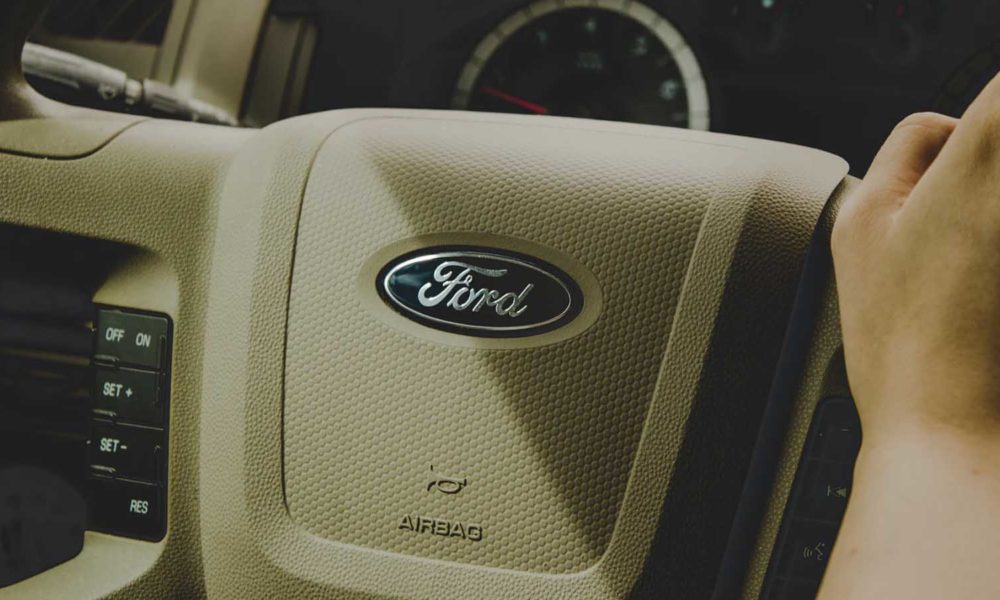 Ford está imaginando un mundo en el que su vehículo escanea vallas publicitarias y le muestra anuncios en el automóvil
