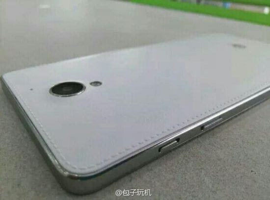 Huawei Glory 3X Pro se muestra con un respaldo de piel sintética (foto)