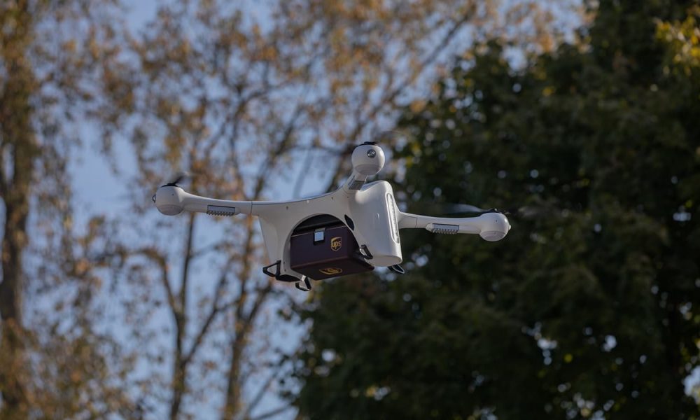 La FAA dice que ahora es genial que los drones vuelen de noche y sobre personas