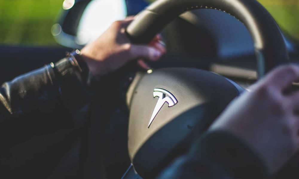 Los conductores de Tesla que usan el piloto automático no están atentos, para sorpresa de literalmente nadie