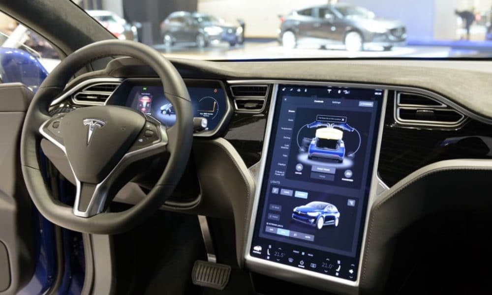 Más de 150,000 vehículos Tesla están siendo retirados del mercado por fallas en las pantallas del tablero.