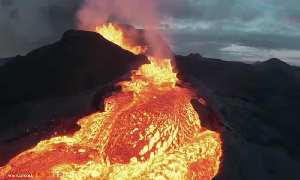 Mira cómo este dron se desploma en un épico resplandor de gloria mientras vuela hacia un volcán activo