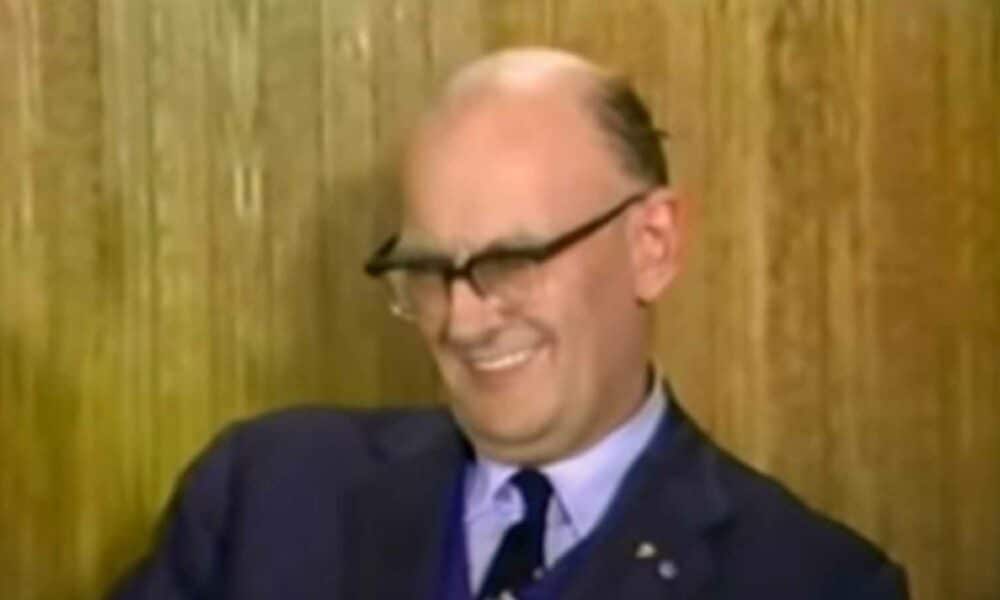 Mire a Arthur C. Clarke clavar absolutamente lo que el futuro de la tecnología detendría en 1976