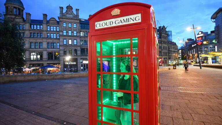 Nvidia ha creado una cabina telefónica para juegos en la nube, por supuesto
