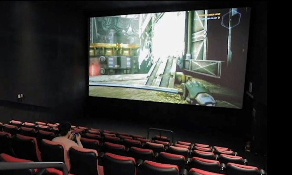 Para ganar algo de dinero, algunas salas de cine alquilan sus pantallas a los jugadores.