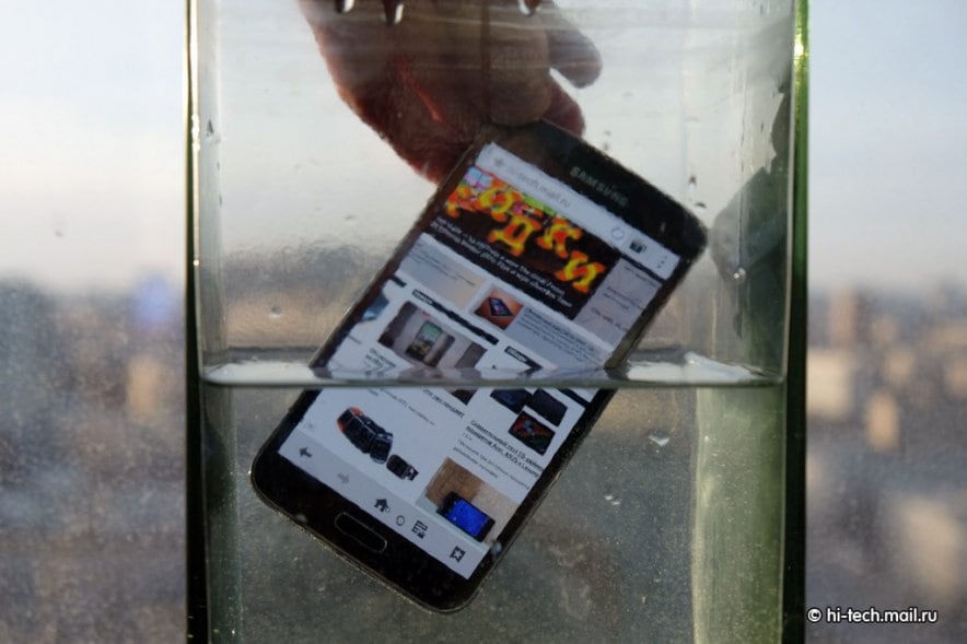 Samsung Galaxy S5 pasa la prueba del agua (fotos y videos)
