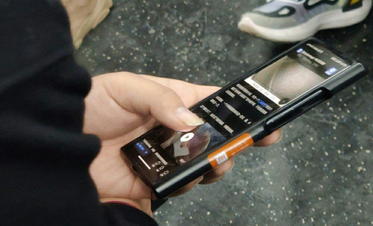 El teléfono inteligente insignia Xiaomi 12 visto en la relación de aspecto de diseño salvaje