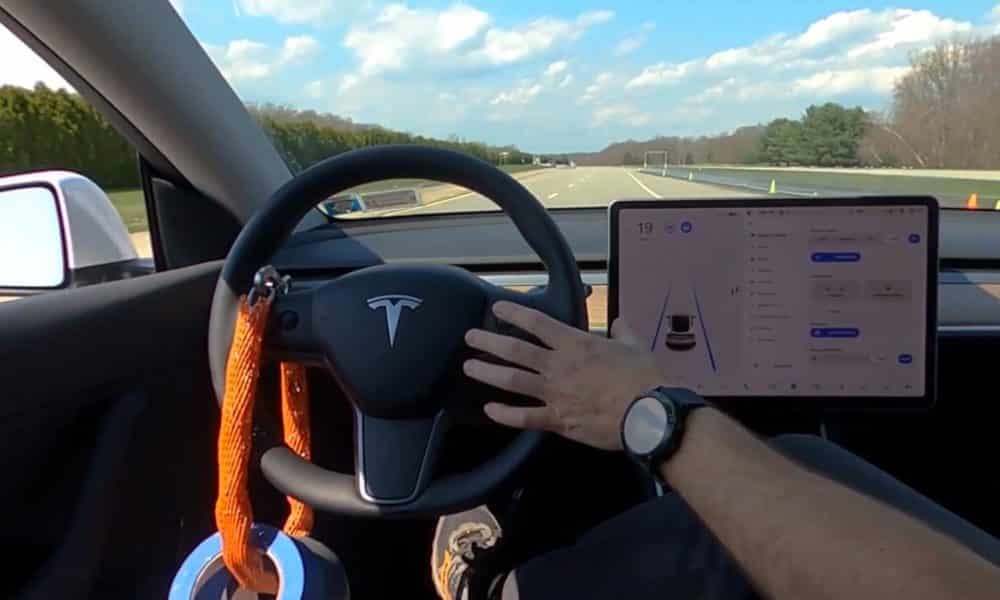 Tesla admite que el 'full' en su piloto automático Full Self-Driving es una mentira
