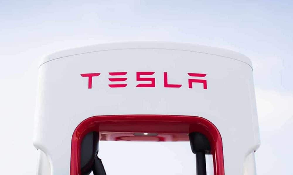 Tesla permitirá que otros coches eléctricos utilicen sus estaciones Supercharger por primera vez