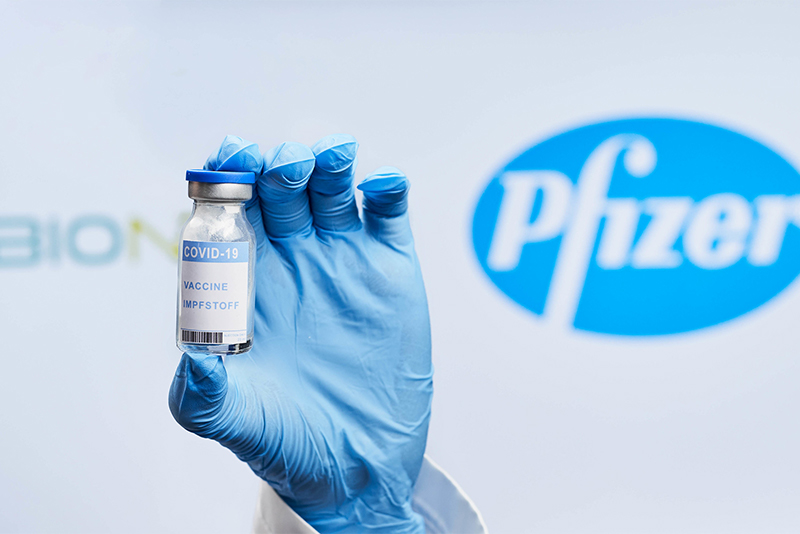 Doctor sosteniendo la vacuna BioNTech y Pfizer Covid-19