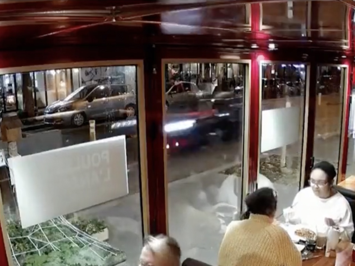 Loco Tesla en París: el conductor acusado, pero aún acusa al coche