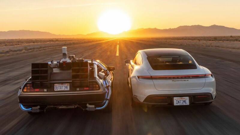 Ilustración: VE: un modo centinela y agrave;  distancia (Tesla) y Porsche de Regreso al futuro