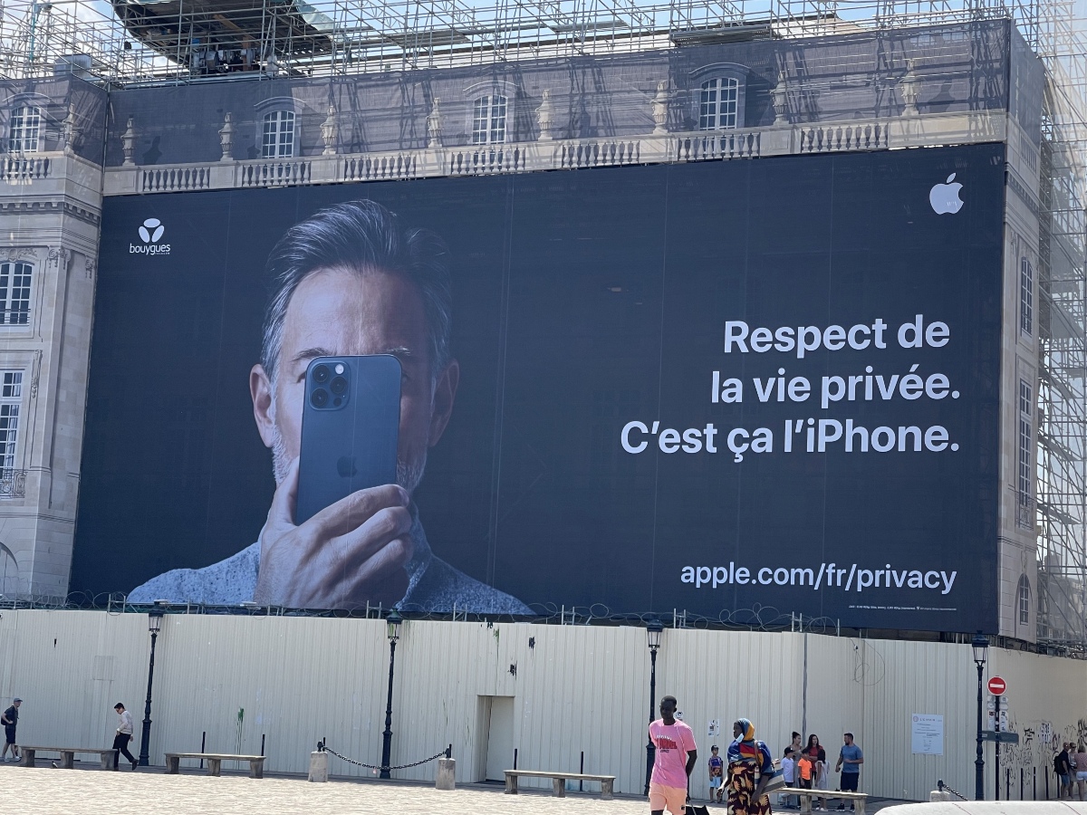 En Burdeos, un gran anuncio para el iPhone y la vida privada (estilo Pegasus)