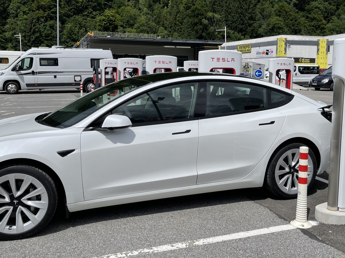 VE: caja completa en Francia para el Tesla Model 3 y para vehículos eléctricos