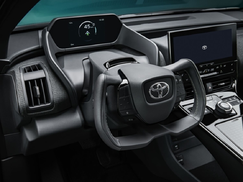 Ilustración: VE: Toyota presenta un concepto de SUV eléctrico con el volante cortado;  y panel solar